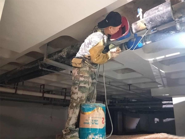 當供熱管道或暖氣片漏水時，應(yīng)采取哪些措施？